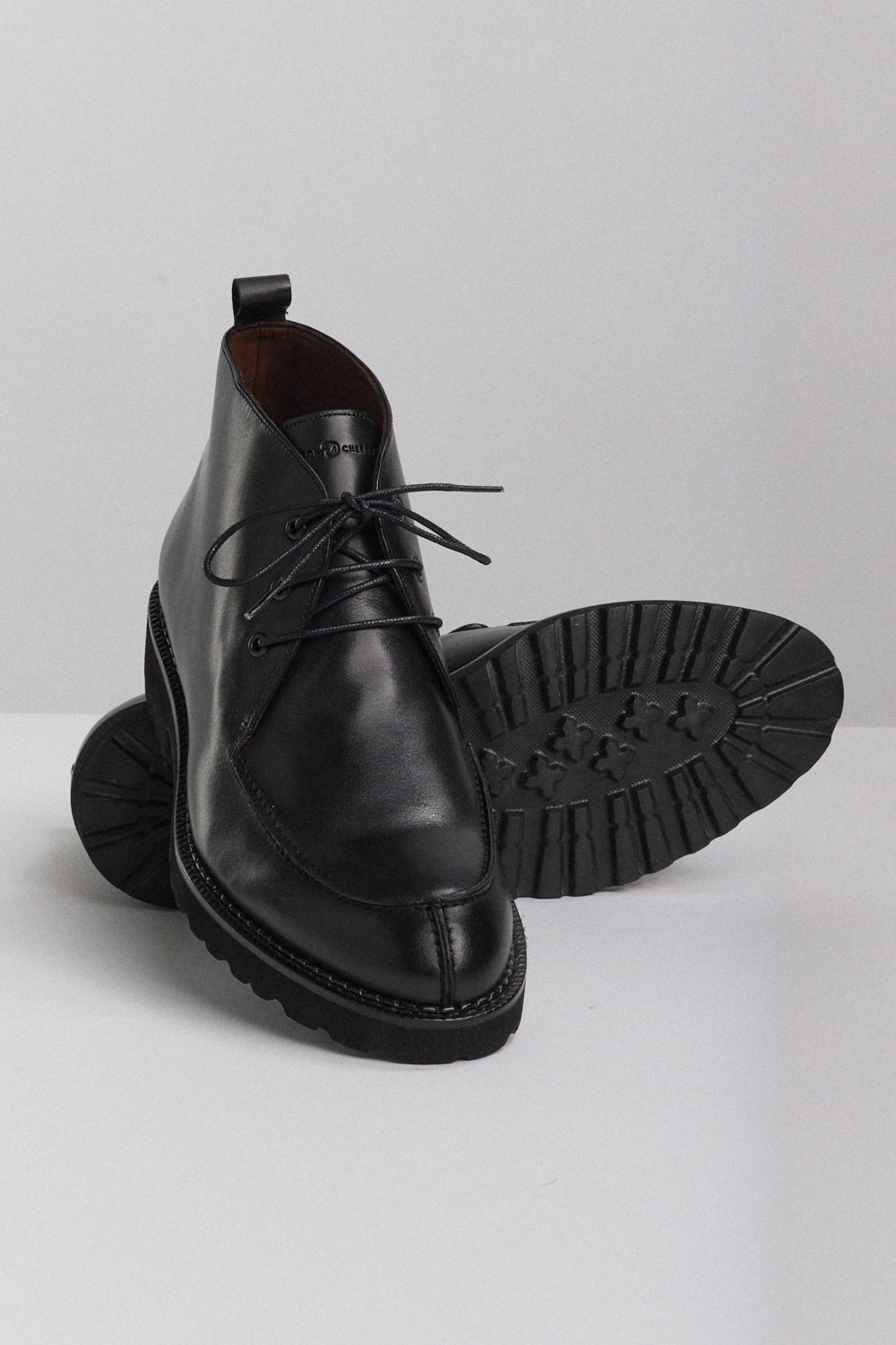 chaussure de ville montante noir pour homme en cuir et semelle élastomère