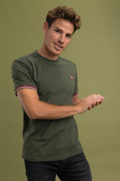 Tee-shirt pour homme avec des détails tricolores sur la manche