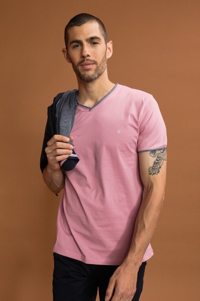 Tee-shirt col V rose pour homme avec logo poitrine